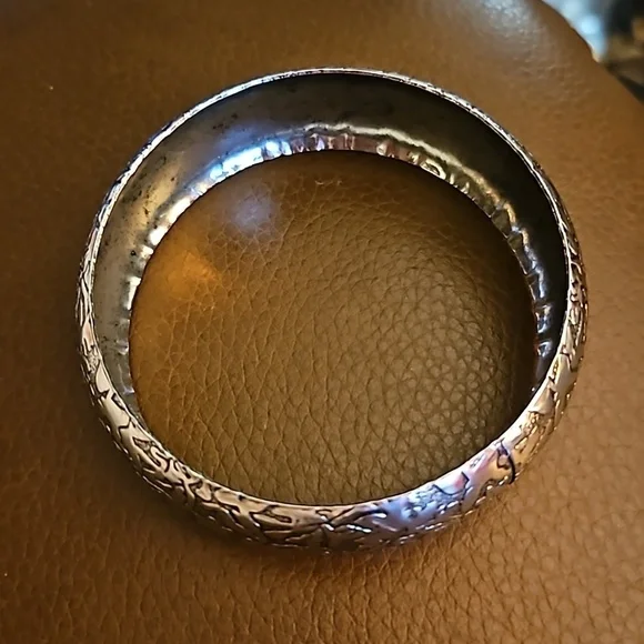 Vintage Silvertone Rose Embossed Chunky Metal Bangle Bracelet - Picture 2 of 7